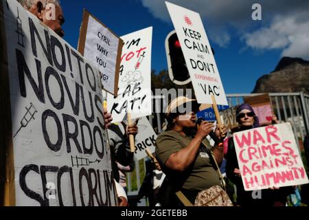 I manifestanti antivaccini (anti vaxxers) presso il Groote Schuur Hospital di Città del Capo, Sudafrica. Agosto 21, 2021. Foto Stock