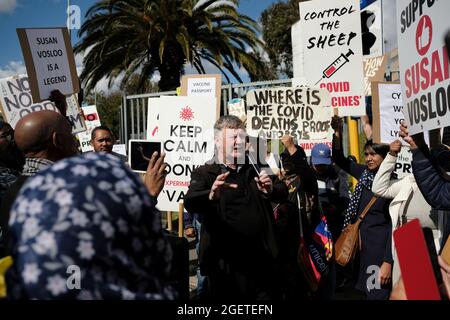 I manifestanti antivaccini (anti vaxxers) presso il Groote Schuur Hospital di Città del Capo, Sudafrica. Agosto 21, 2021. Foto Stock