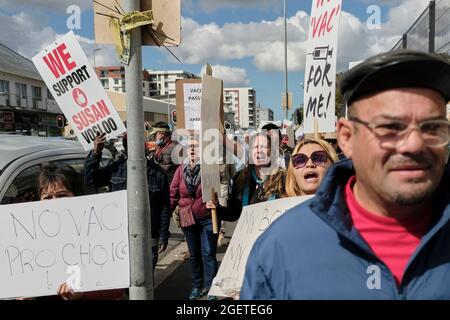 I manifestanti antivaccini (anti vaxxers) presso il Groote Schuur Hospital di Città del Capo, Sudafrica. Agosto 21, 2021. Foto Stock