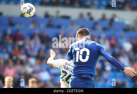 Cardiff City Stadium, Cardiff, Regno Unito. 21 Agosto 2021. EFL Championship Football, Cardiff City Versus Millwall; Kieffer Moore di Cardiff City sale e testa la palla verso Goal Credit: Action Plus Sports/Alamy Live News Foto Stock