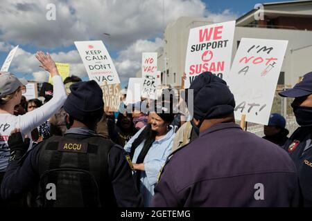 I manifestanti antivaccini (anti vaxxers) presso il Groote Schuur Hospital di Città del Capo, Sudafrica. Agosto 21, 2021. Foto Stock