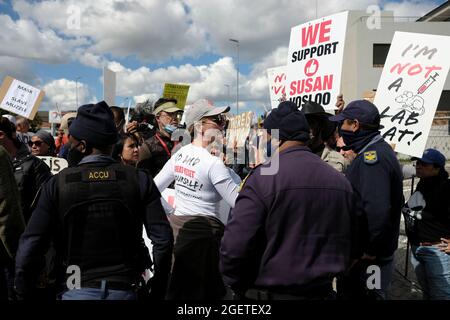 I manifestanti antivaccini (anti vaxxers) presso il Groote Schuur Hospital di Città del Capo, Sudafrica. Agosto 21, 2021. Foto Stock