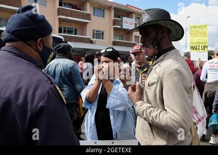 I manifestanti antivaccini (anti vaxxers) presso il Groote Schuur Hospital di Città del Capo, Sudafrica. Agosto 21, 2021. Foto Stock