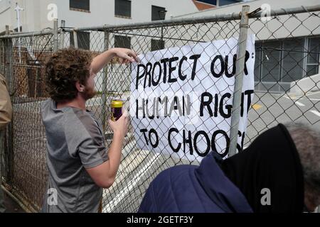 I manifestanti antivaccini (anti vaxxers) presso il Groote Schuur Hospital di Città del Capo, Sudafrica. Agosto 21, 2021. Foto Stock