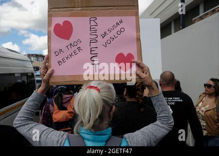 I manifestanti antivaccini (anti vaxxers) presso il Groote Schuur Hospital di Città del Capo, Sudafrica. Agosto 21, 2021. Foto Stock