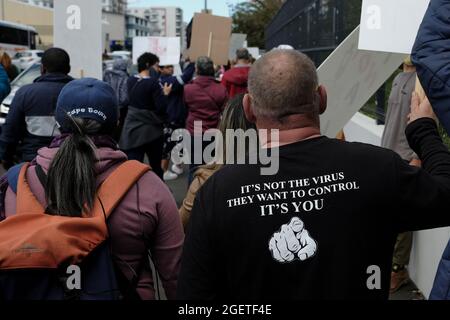 I manifestanti antivaccini (anti vaxxers) presso il Groote Schuur Hospital di Città del Capo, Sudafrica. Agosto 21, 2021. Foto Stock