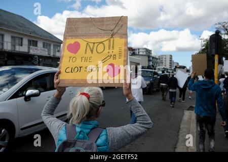 I manifestanti antivaccini (anti vaxxers) presso il Groote Schuur Hospital di Città del Capo, Sudafrica. Agosto 21, 2021. Foto Stock