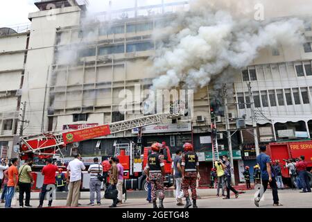 I vigili del fuoco spengono i punti caldi un incendio che bruciò l'interno del terzo piano del Banani Building, un edificio a sei piani nel Banani di Dhaka. Il 21 agosto 2021 a Dhaka, Bangladesh. (Foto di Eyepix/Sipa USA) Foto Stock