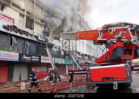 I vigili del fuoco spengono i punti caldi un incendio che bruciò l'interno del terzo piano del Banani Building, un edificio a sei piani nel Banani di Dhaka. Il 21 agosto 2021 a Dhaka, Bangladesh. (Foto di Eyepix/Sipa USA) Foto Stock