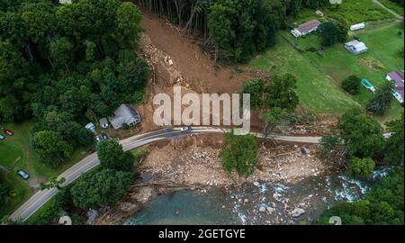 Cruso, Stati Uniti. 20 ago 2021. Una frana si riversa nella East Fork Pigeon River a Cruso, Carolina del Nord, venerdì 20 agosto 2021, Dopo i resti di Tropical Storm Fred ha causato l'alluvione in parti del North Carolina occidentale Martedì. Sette persone sono scomparse e almeno due sono state trovate morte. (Foto di Travis Long/Raleigh News & Observer/TNS/Sipa USA) Credit: Sipa USA/Alamy Live News Foto Stock