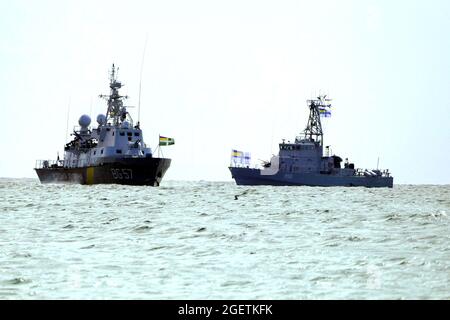 Non esclusiva: ODESA, UCRAINA - 20 AGOSTO 2021 - le navi della Marina Ucraina si muovono lungo la costa di Odesa durante le prove della marina Foto Stock