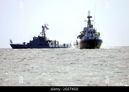 Non esclusiva: ODESA, UCRAINA - 20 AGOSTO 2021 - le navi della Marina Ucraina si muovono lungo la costa di Odesa durante le prove della marina Foto Stock