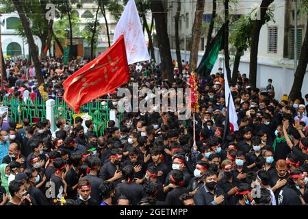 DHAKA, BANGLADESH, 20 AGOSTO: Il popolo musulmano sciita partecipa ad una processione religiosa nel mese di Muharram in occasione della Giornata di Ashura. Ashura è il decimo giorno di Muharram, il primo mese del calendario islamico che commemora il martirio di Imam Hussein, nipote del profeta hazrat Muhammad. Il 20 agosto 2021 a Dhaka, Bangladesh. (Foto di Eyepix/Sipa USA) Foto Stock