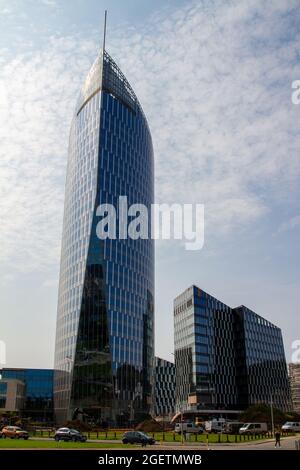 Liegi, Belgio, 21 agosto 2021. Il Tour Paradis, spesso chiamato Tour des Finances de Liegi, è un alto edificio costruito nel Guillemin Foto Stock