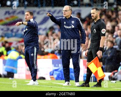 Il manager del Leeds United Marcelo Bielsa (centro) e l'assistente allenatore Pablo Quiroga durante la partita della Premier League a Elland Road, Leeds. Data foto: Sabato 21 agosto 2021. Foto Stock