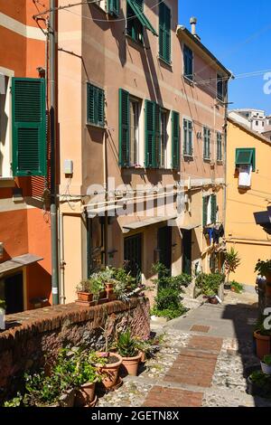 Un vicolo in salita nell'antico borgo peschereccio con le tipiche case colorate, Boccadasse, Genova, Liguria, Italia Foto Stock