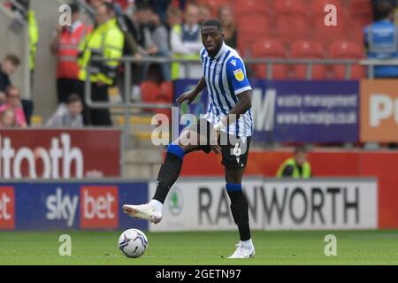 Rotherham, Regno Unito. 21 Agosto 2021. Dominic Iorfa #6 di Sheffield Mercoledì controlla la palla a Rotherham, Regno Unito il 8/21/2021. (Foto di Simon Whitehead/News Images/Sipa USA) Credit: Sipa USA/Alamy Live News Foto Stock