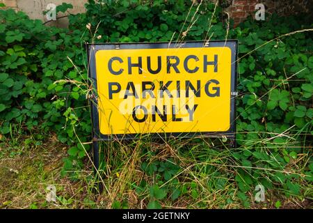 Chiesa Parcheggio solo segno in erba. Chiesa di Santa Maria. Bury St edmunds, Suffolk, Inghilterra Foto Stock