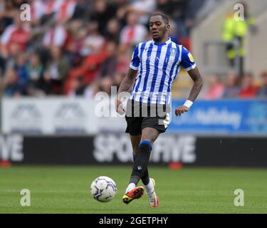 Rotherham, Regno Unito. 21 Agosto 2021. Jaden Brown #3 di Sheffield Mercoledì passa la palla a Rotherham, Regno Unito il 8/21/2021. (Foto di Simon Whitehead/News Images/Sipa USA) Credit: Sipa USA/Alamy Live News Foto Stock