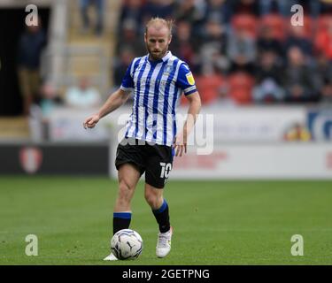 Rotherham, Regno Unito. 21 Agosto 2021. Barry Bannan #10 di Sheffield Mercoledì con la palla a Rotherham, Regno Unito il 8/21/2021. (Foto di Simon Whitehead/News Images/Sipa USA) Credit: Sipa USA/Alamy Live News Foto Stock