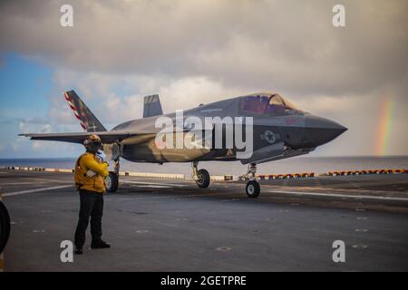 USS America, Guam. 20 ago 2021. Un aereo da caccia furtivo del corpo marino degli Stati Uniti F-35B Lightning II attaccato all'attacco dei combattenti marini Squadron 211 si prepara a decollo dalla nave d'assalto anfibio USS America su un volo alla portaerei della Royal Navy HMS Queen Elizabeth durante le operazioni del 20 agosto 2021 nel Mare delle Filippine. Credit: Planetpix/Alamy Live News Foto Stock