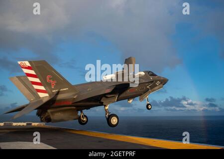 USS America, Guam. 20 ago 2021. Un aereo da caccia furtivo del corpo marino degli Stati Uniti F-35B Lightning II attaccato al combattimento marino Squadron 211, decollo per un volo corto alla portaerei della Marina reale HMS Queen Elizabeth durante le operazioni 20 agosto 2021 nel Mare delle Filippine. Credit: Planetpix/Alamy Live News Foto Stock