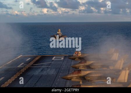 USS America, Guam. 20 ago 2021. Un aereo da caccia furtivo del corpo marino degli Stati Uniti F-35B Lightning II attaccato al combattimento marino Squadron 211, decollo per un volo corto alla portaerei della Marina reale HMS Queen Elizabeth durante le operazioni 20 agosto 2021 nel Mare delle Filippine. Credit: Planetpix/Alamy Live News Foto Stock