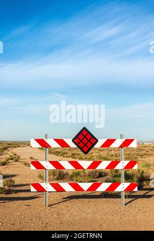 Nessuna barriera di ingresso dall'altra parte della strada all'aeroporto di Kingman, Arizona Foto Stock