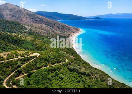 Vista aerea della bellissima spiaggia di sabbia con ulivi sulla costa albanese vicino a Qeparo, Albania, Europa Foto Stock