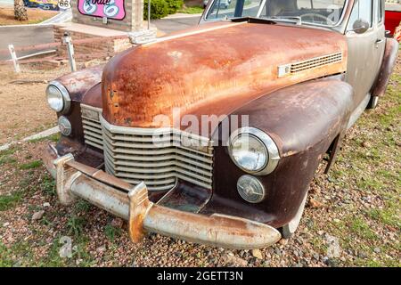 1940 Cadillac Series 40-62 all'esterno dell'El Trovatore Motel sulla Route 66 a Kingman, Arizona, e cartello Foto Stock