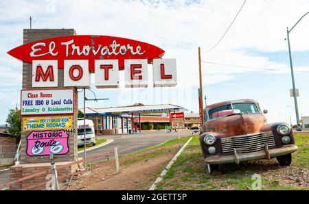 1940 Cadillac Series 40-62 all'esterno dell'El Trovatore Motel sulla Route 66 a Kingman, Arizona, e cartello Foto Stock