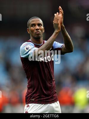 L'Ashley Young di Aston Villa applaude i fan dopo il fischio finale durante la partita della Premier League a Villa Park, Birmingham. Data foto: Sabato 21 agosto 2021. Foto Stock