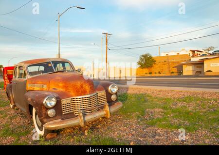 1940 Cadillac Series 40-62 all'esterno dell'El Trovatore Motel sulla Route 66 a Kingman, Arizona, e cartello Foto Stock