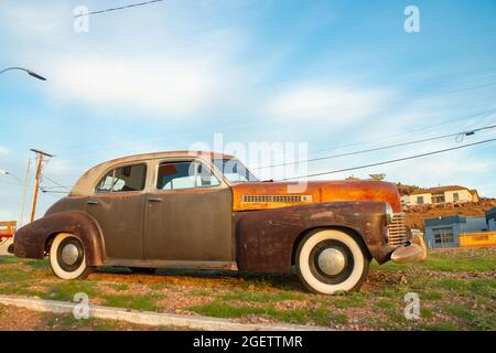 1940 Cadillac Series 40-62 all'esterno dell'El Trovatore Motel sulla Route 66 a Kingman, Arizona, e cartello Foto Stock