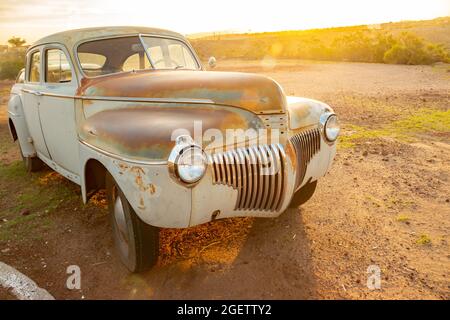 1941 De Soto berlina deluxe a quattro porte al sole serale sulla Route 66 a Kingman Arizona Foto Stock