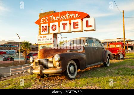 1940 Cadillac Series 40-62 all'esterno dell'El Trovatore Motel sulla Route 66 a Kingman, Arizona, e cartello Foto Stock