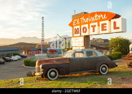 1940 Cadillac Series 40-62 all'esterno dell'El Trovatore Motel sulla Route 66 a Kingman, Arizona, e cartello Foto Stock