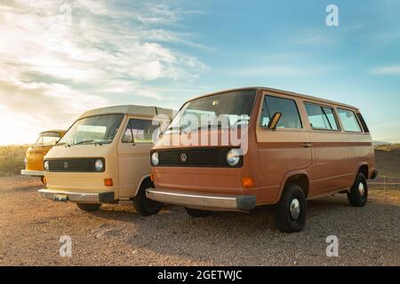 Fila di campers Volkswagen Kombi classico autobus nel deserto vicino Kingman Arizona Foto Stock