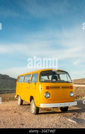 Classico 1970 tipo 2 Volkswagen autobus Kombi nel deserto vicino Kingman Arizona Foto Stock