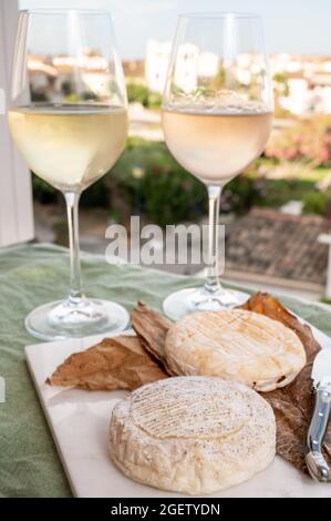 Raccolta di formaggi, semi-duro francese blu roquefort formaggio roquefort da Roquefort-sur-Soulzon, Francia, servito con vino bianco dolce freddo francese, primo piano Foto Stock