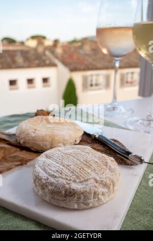 Raccolta di formaggi, semi-duro francese blu roquefort formaggio roquefort da Roquefort-sur-Soulzon, Francia, servito con vino bianco dolce freddo francese, primo piano Foto Stock