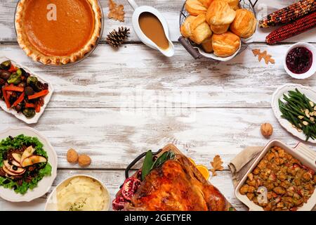 Cena classica con tacchino del Ringraziamento. Vista dall'alto in basso su sfondo rustico in legno bianco con spazio di copia. Tacchino, purè di patate, condimento, zucca Foto Stock