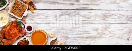 Tradizionale cena di tacchino del Ringraziamento. Vista dall'alto bordo d'angolo su sfondo rustico in legno bianco con spazio per la copia. Tacchino, purè di patate, stufo Foto Stock