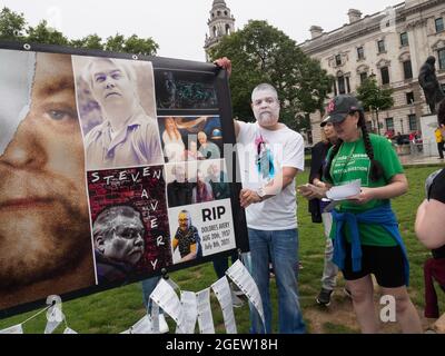 Londra, Regno Unito. 21 agosto 2021. I sostenitori britannici della Netflix che fa UNA campagna di Murderer hanno tenuto un raduno in Piazza del Parlamento che lottava per la giustizia per Steven Avery e Brendan Dassy che dicono sono stati incorniciati e condannati erroneamente per l'omicidio commesso nel 2006. Il caso dei due uomini fu una vera sensazione di crimine di Netflix fatta nel 2015. Peter Marshall/Alamy Live News Foto Stock