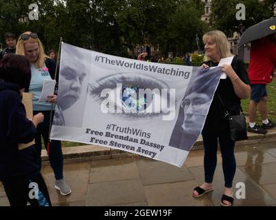 Londra, Regno Unito. 21 agosto 2021. I sostenitori britannici della Netflix che fa UNA campagna di Murderer hanno tenuto un raduno in Piazza del Parlamento che lottava per la giustizia per Steven Avery e Brendan Dassy che dicono sono stati incorniciati e condannati erroneamente per l'omicidio commesso nel 2006. Il caso dei due uomini fu una vera sensazione di crimine di Netflix fatta nel 2015. Peter Marshall/Alamy Live News Foto Stock