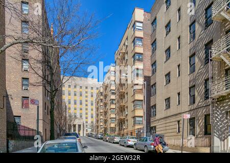 860 Grand Concourse, progettato da Charles Kremborg, è un punto di riferimento Art Deco del Grand Concourse Historic District. Foto Stock