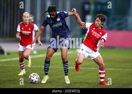 Mosca, Russia. 21 Agosto 2021. Mana Iwabuchi (23 Arsenal) e Espee Brugts (24 PSV) combattono per la palla (duello) durante la partita di calcio UEFA Womens Champions League Round 1 tra Arsenal e PSV Eindhoven alla Sapsan Arena di Mosca, Russia. Credit: SPP Sport Press Photo. /Alamy Live News Foto Stock