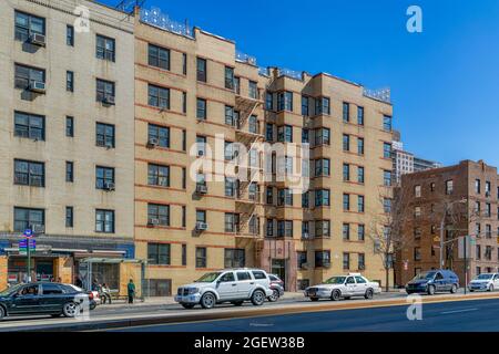 860 Grand Concourse, progettato da Charles Kremborg, è un punto di riferimento Art Deco del Grand Concourse Historic District. Foto Stock