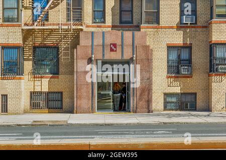 860 Grand Concourse, progettato da Charles Kremborg, è un punto di riferimento Art Deco del Grand Concourse Historic District. Foto Stock