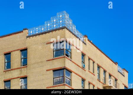 860 Grand Concourse, progettato da Charles Kremborg, è un punto di riferimento Art Deco del Grand Concourse Historic District. Foto Stock